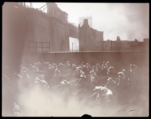 Meisjes werken aan een groentetuin op het dak, Manhattan Bridge zichtbaar op de achtergrond, New York, 1910